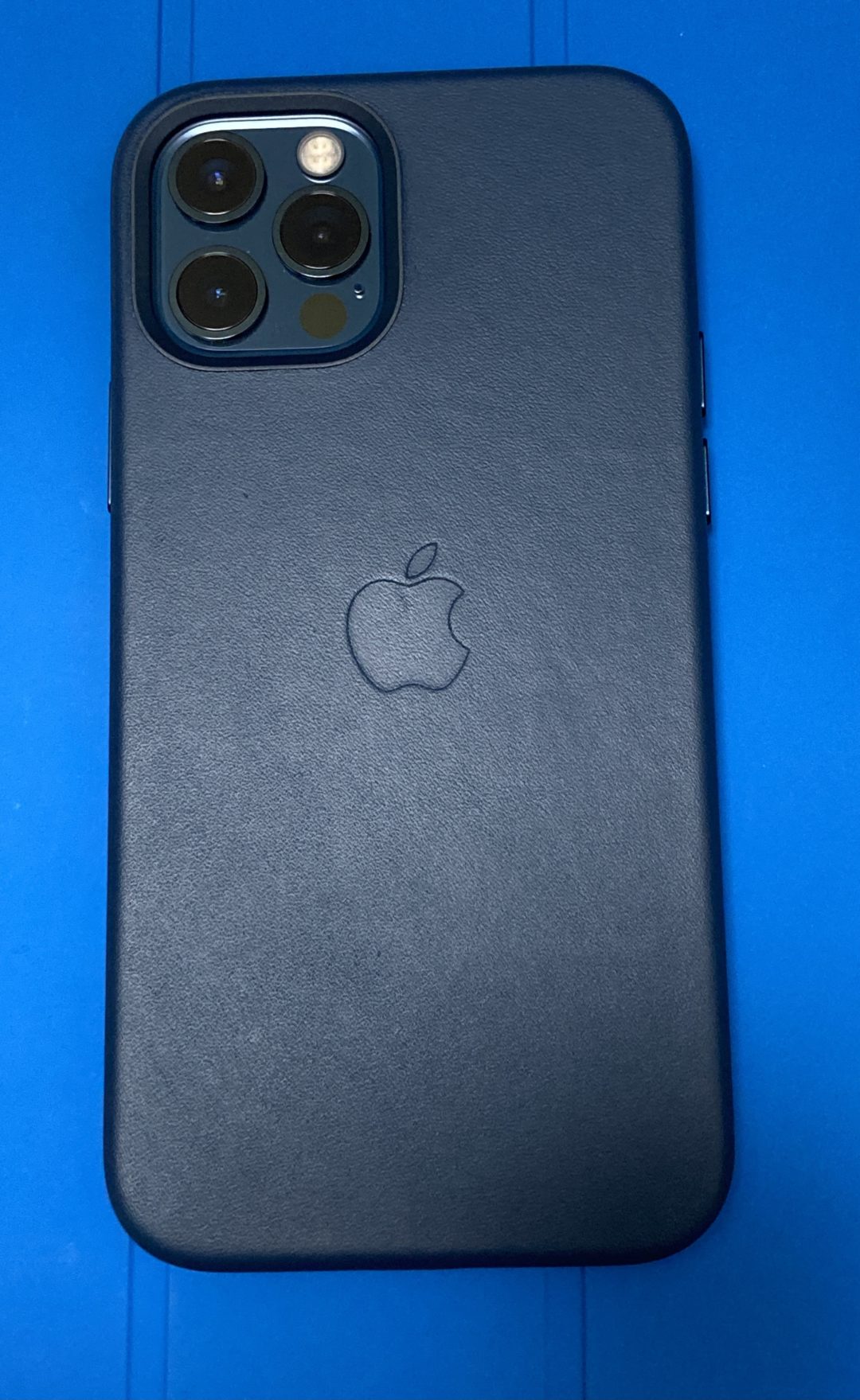 iPhone 12 Pro Max レザーケース　パルテックブルー