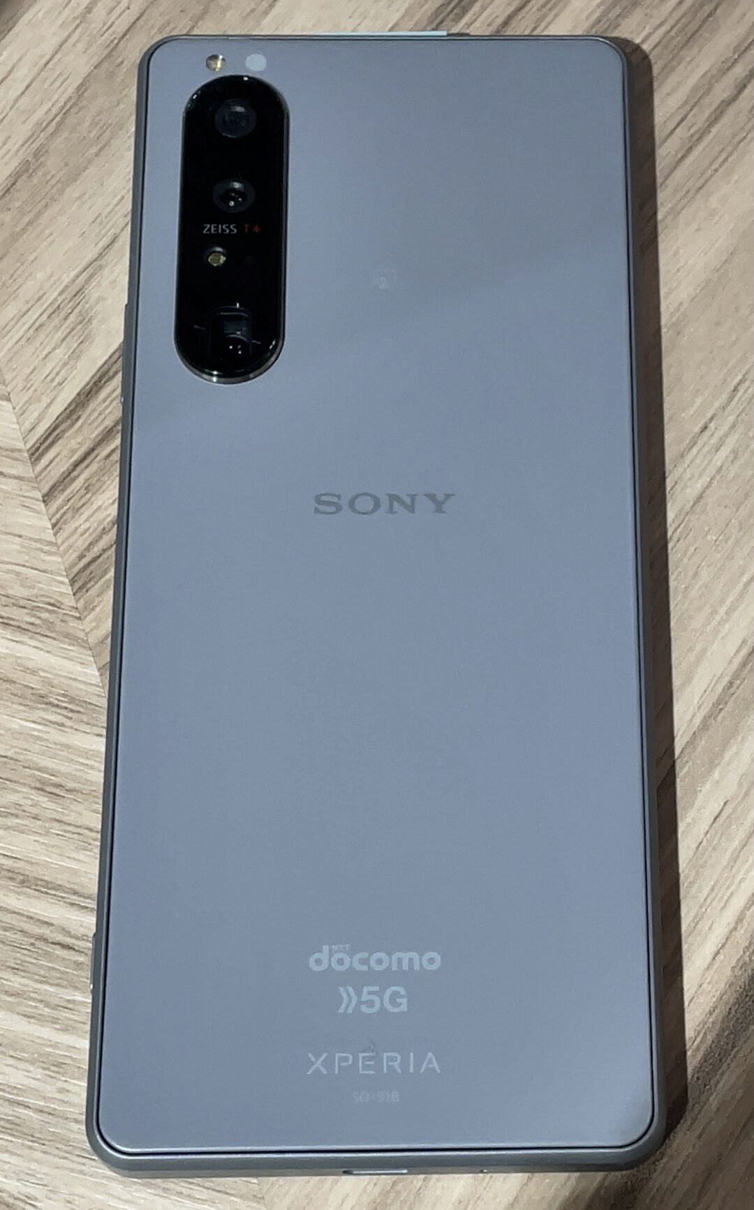 ドコモ版Xperia 1 Ⅲのフロストグレーのモックが展示されていたので見 