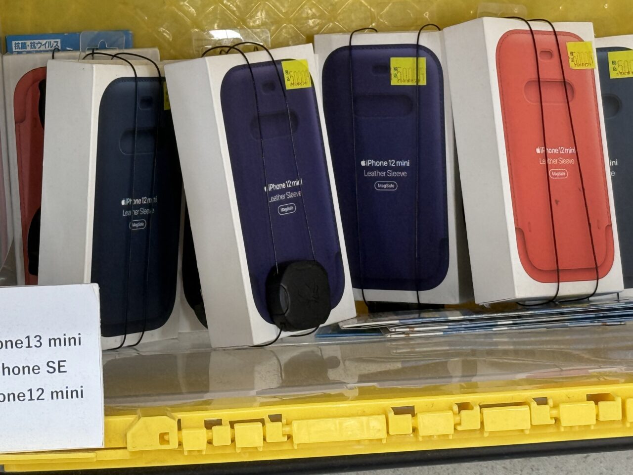 iPhone - iPhone 12 mini 64gb 純正レザースリーブセット ビックカメラ有楽町店でiPhone 12 miniの純正レザースリーブが