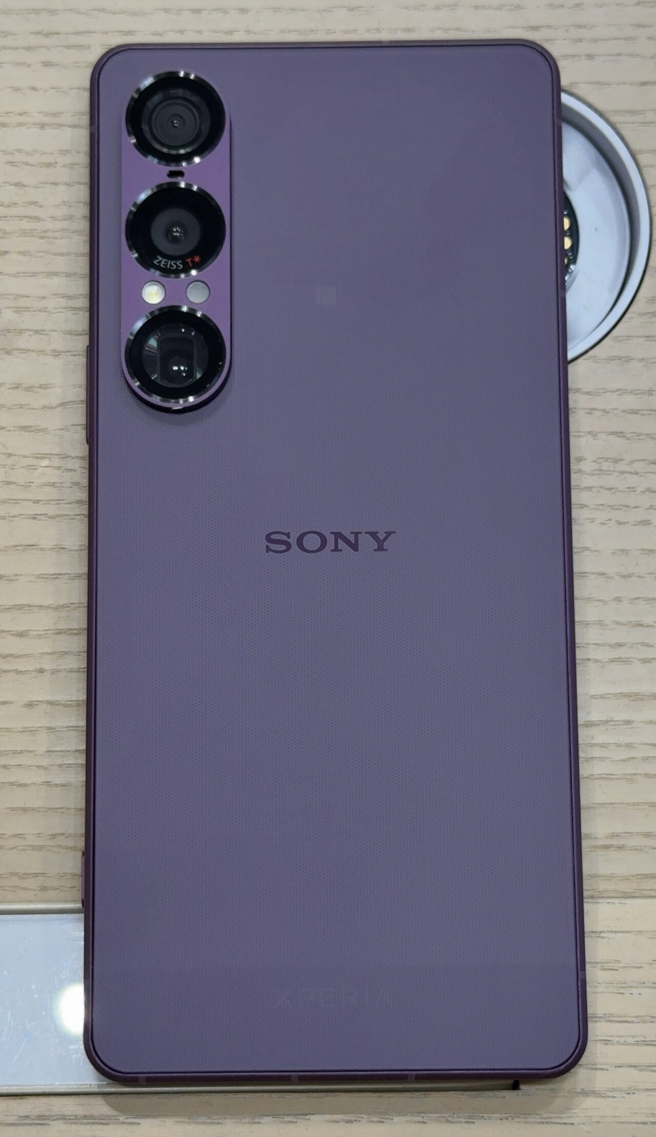 ドコモのXperia 1 Ⅶのオーキッドパープルのモックが展示されていた